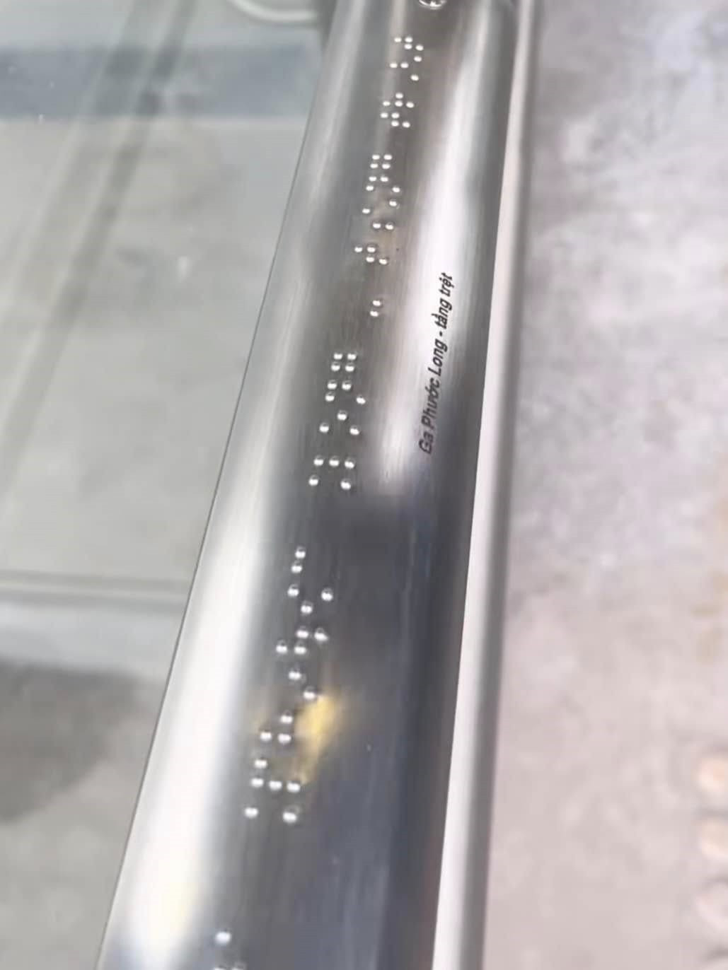 Trên phần tay nắm cầu thang có ghi chú vị trí tầng và tên nhà ga. Bên cạnh đó thang máy cũng được bố trí chữ nổi. Ảnh: Chí Tâm Võ Trên phần tay nắm cầu thang có ghi chú vị trí tầng và tên nhà ga. Bên cạnh đó thang máy cũng được bố trí chữ nổi. Ảnh: Chí Tâm Võ