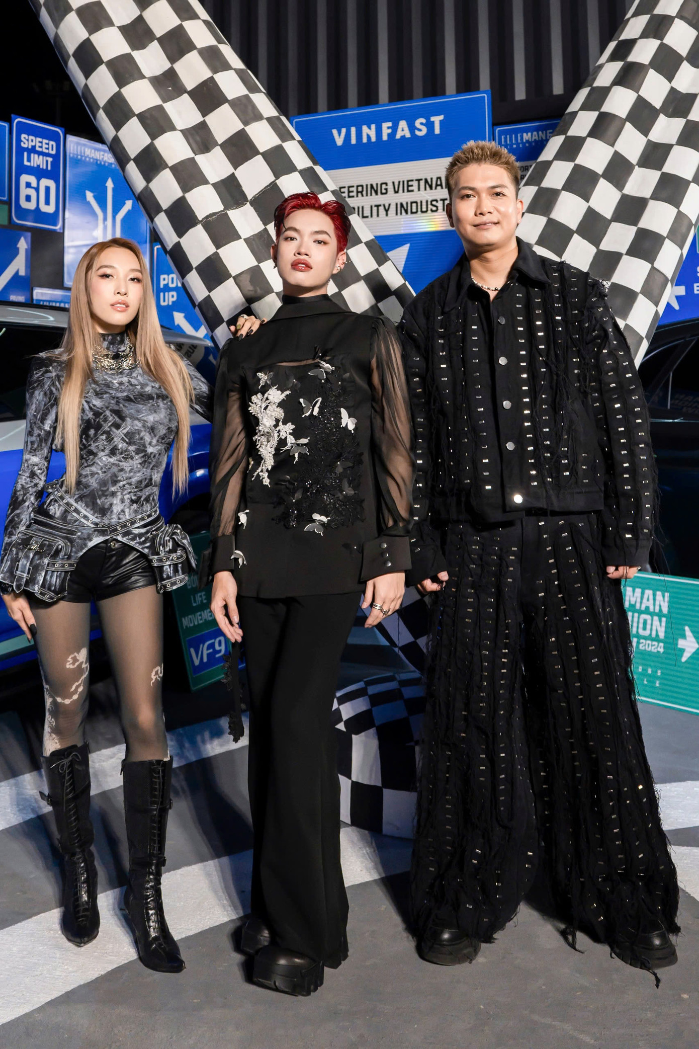 “Bông hồng gai” Pháp Kiều với tạo hình ma mị xuất hiện cùng vợ chồng BigDaddy - Emily. “Bông hồng gai” Pháp Kiều với tạo hình ma mị xuất hiện cùng vợ chồng BigDaddy - Emily.