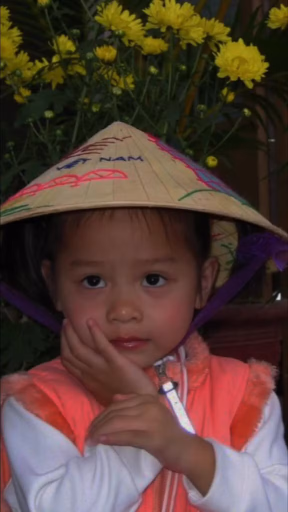 Ngày bé Thanh Thủy đã biết tạo dáng chụp ảnh cực "sành điệu".