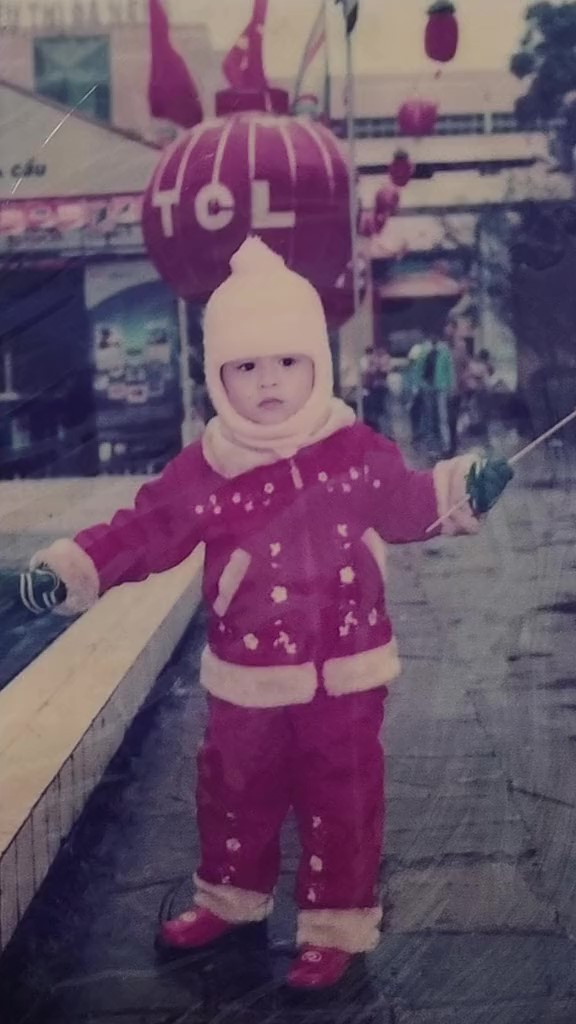 "Bé Tít" Thanh Thủy có đôi mắt tròn xoe, cặp má bầu bĩnh, đôi môi chúm chím dễ thương. "Bé Tít" Thanh Thủy có đôi mắt tròn xoe, cặp má bầu bĩnh, đôi môi chúm chím dễ thương.