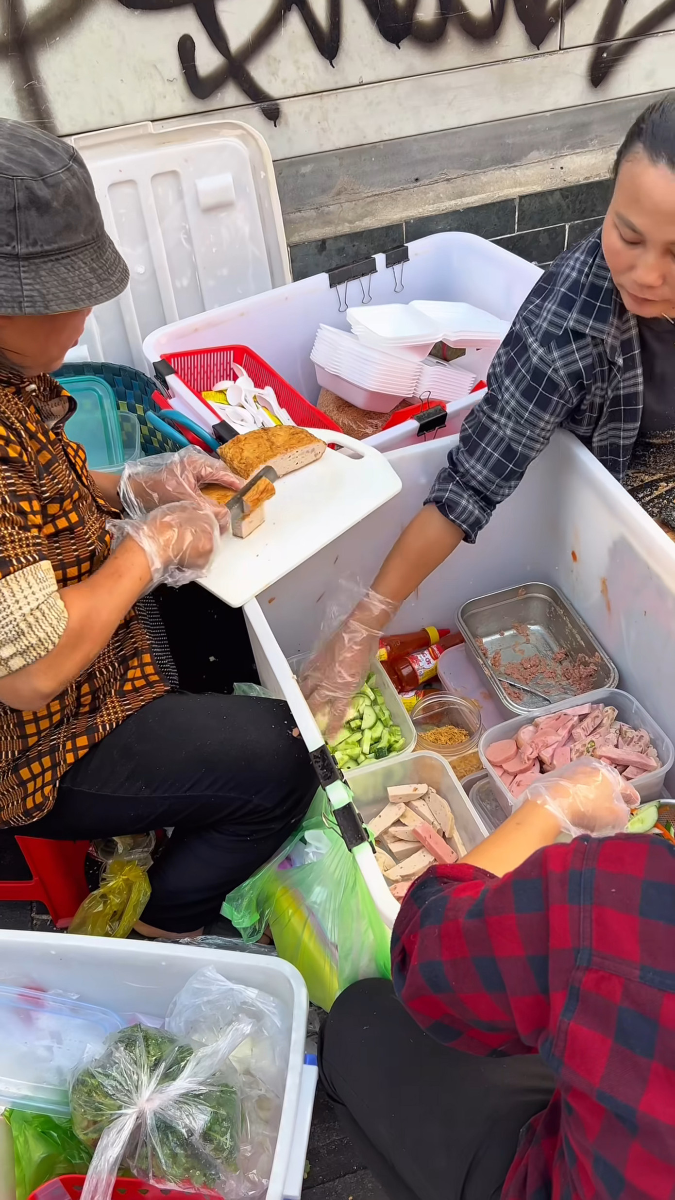 Netizen thích thú với thùng topping đầy ụ. (Ảnh chụp màn hình) Netizen thích thú với thùng topping đầy ụ. (Ảnh chụp màn hình)