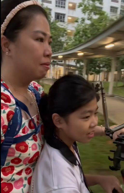 Cùng với gia đình nhỏ ở Singapore, chị Phượng thường chia sẻ những khoảnh khắc thường ngày trong các video của mình. (Ảnh chụp màn hình) Cùng với gia đình nhỏ ở Singapore, chị Phượng thường chia sẻ những khoảnh khắc thường ngày trong các video của mình. (Ảnh chụp màn hình)