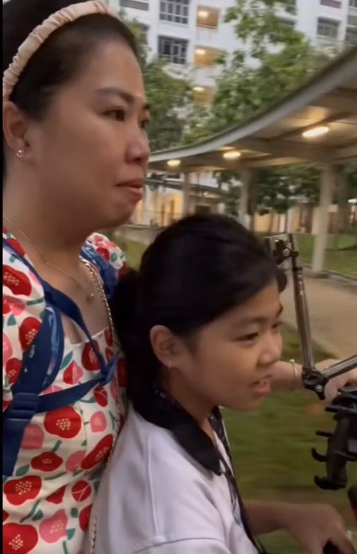 Cùng với gia đình nhỏ ở Singapore, chị Phượng thường chia sẻ những khoảnh khắc thường ngày trong các video của mình. (Ảnh chụp màn hình)