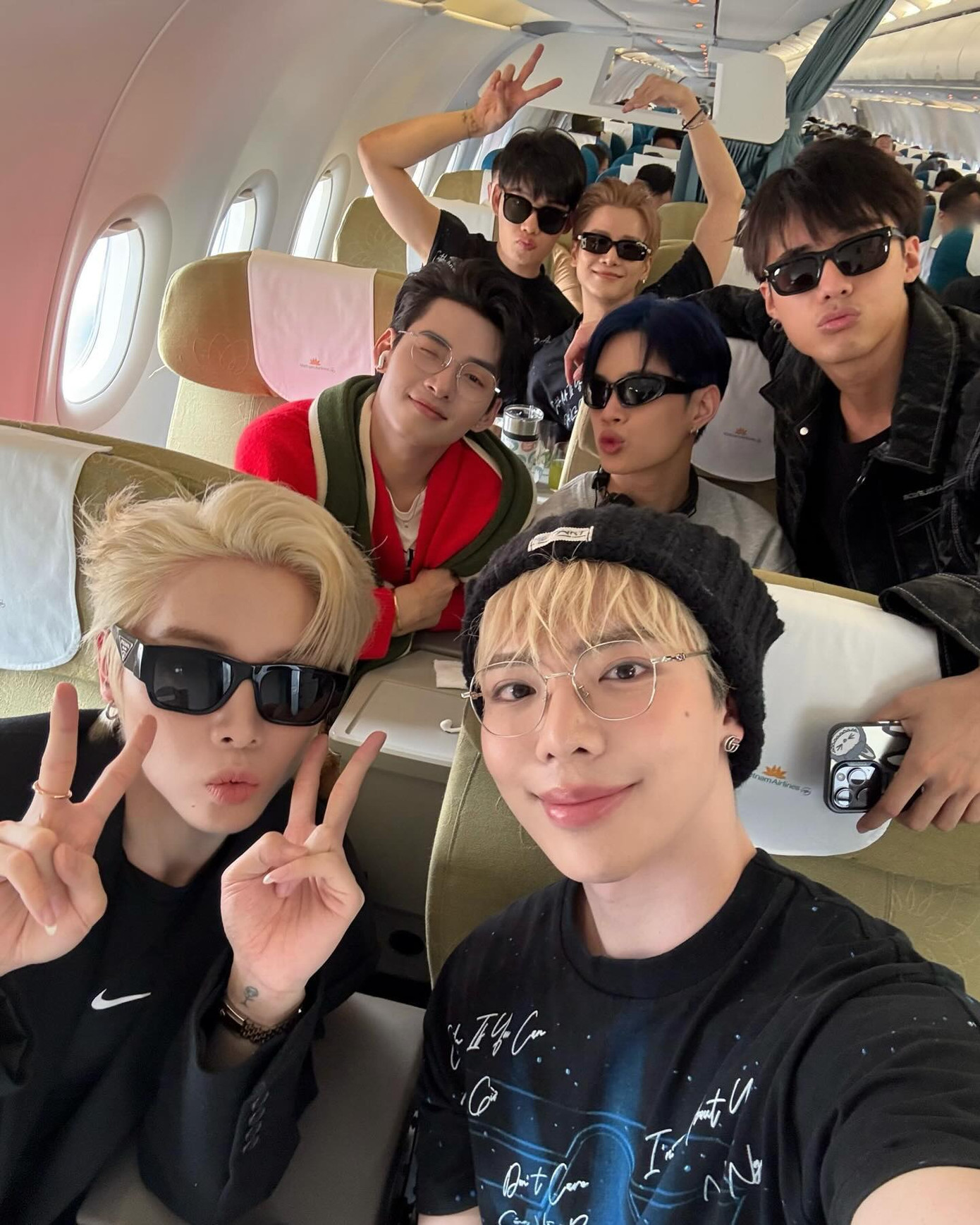 Các "anh trai" gây náo loạn tại sân bay Tân Sơn Nhất, TP.HCM trước khi đến với Hà Nội.