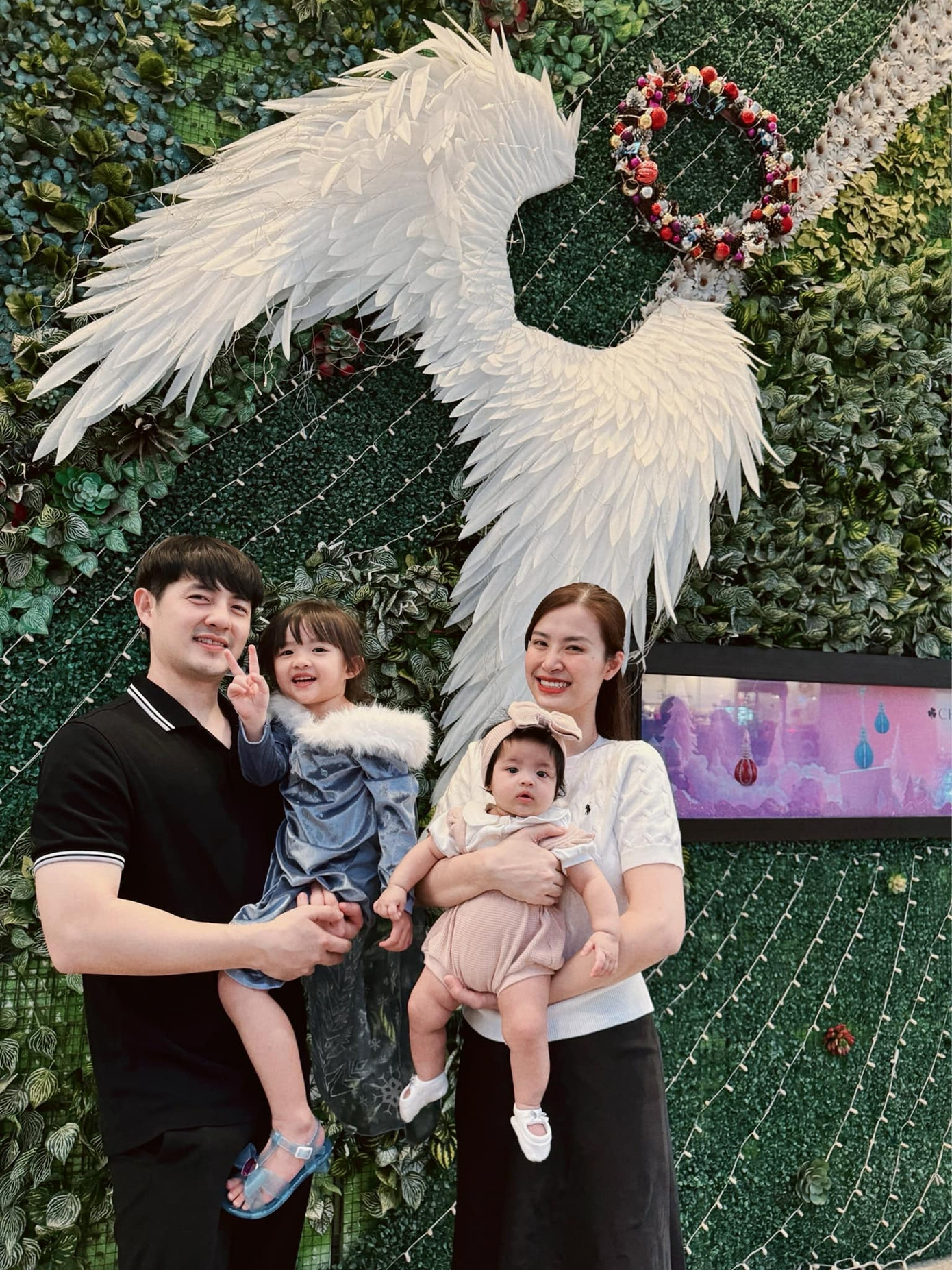 Sau 15 năm đồng hành cùng nhau, Đông Nhi - Ông Cao Thắng hiện đang có cuộc sống hôn nhân viên mãn bên hai công chúa xinh xắn, đáng yêu. Sau 15 năm đồng hành cùng nhau, Đông Nhi - Ông Cao Thắng hiện đang có cuộc sống hôn nhân viên mãn bên hai công chúa xinh xắn, đáng yêu.