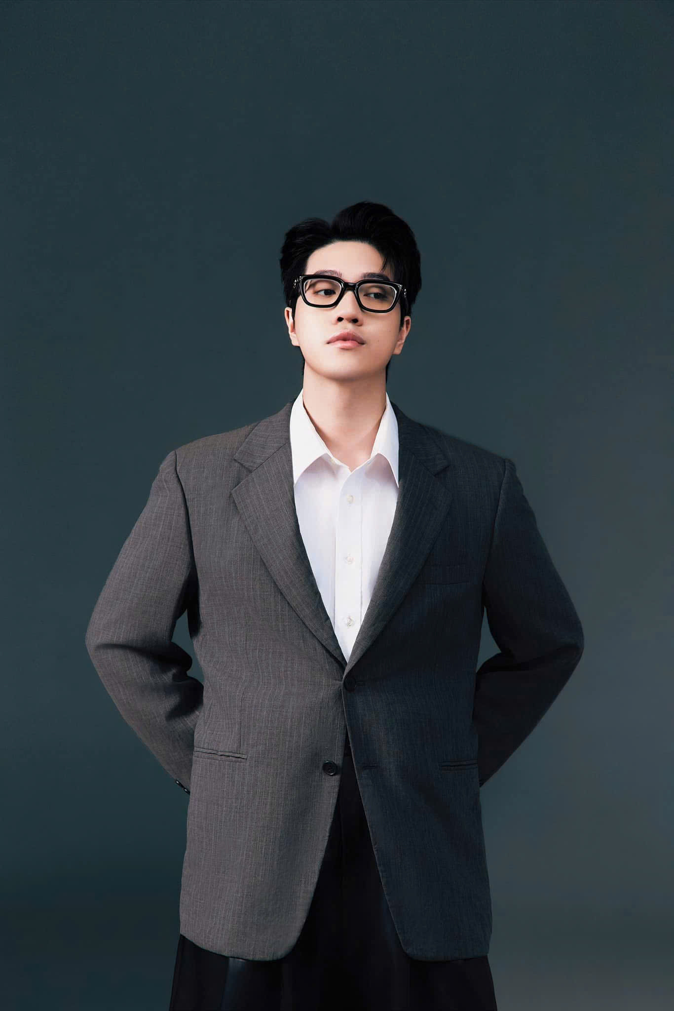 "Hoàng tử Threads" Kewtiie gây tranh cãi vì có loạt hành động thiếu tinh tế.