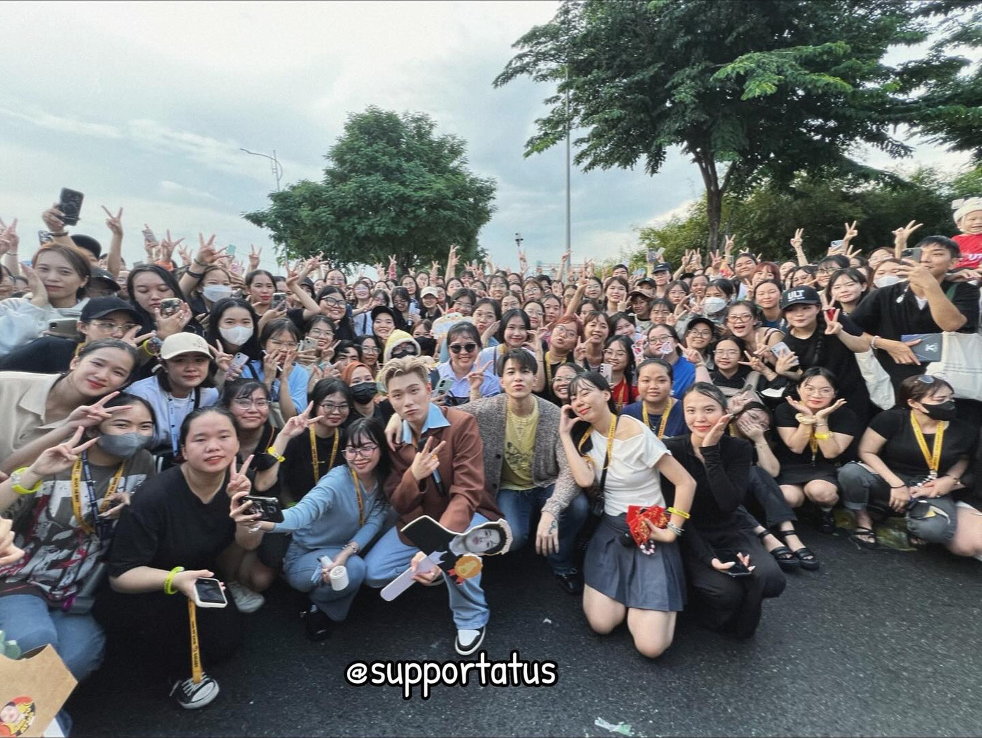 FC Anh Tú Atus và Dương Domic hòa tan cùng nhau. Ảnh: @supportatus FC Anh Tú Atus và Dương Domic hòa tan cùng nhau. Ảnh: @supportatus