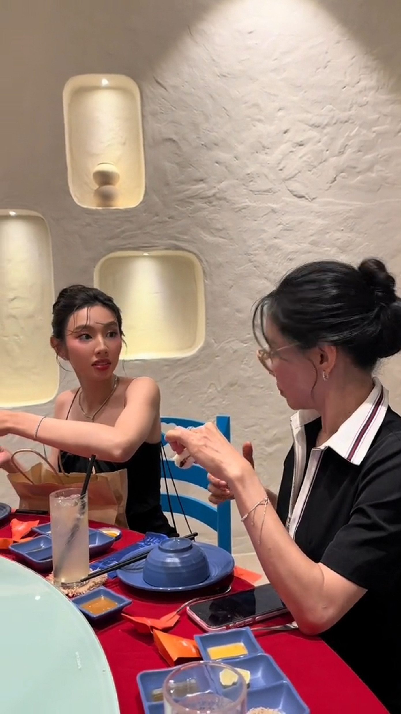 Bạn bè của Hoa hậu Thùy Tiên sơ hở là sẽ được cô mời ăn bánh mì Bạn bè của Hoa hậu Thùy Tiên sơ hở là sẽ được cô mời ăn bánh mì