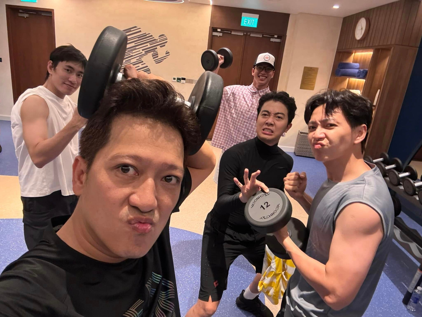 Trường Giang gửi minh chứng đi tập cho vợ, các em cũng chịu khó "ra dẻ" trước ống kính. Ảnh: Nabi Nhã Phương Trường Giang gửi minh chứng đi tập cho vợ, các em cũng chịu khó "ra dẻ" trước ống kính. Ảnh: Nabi Nhã Phương