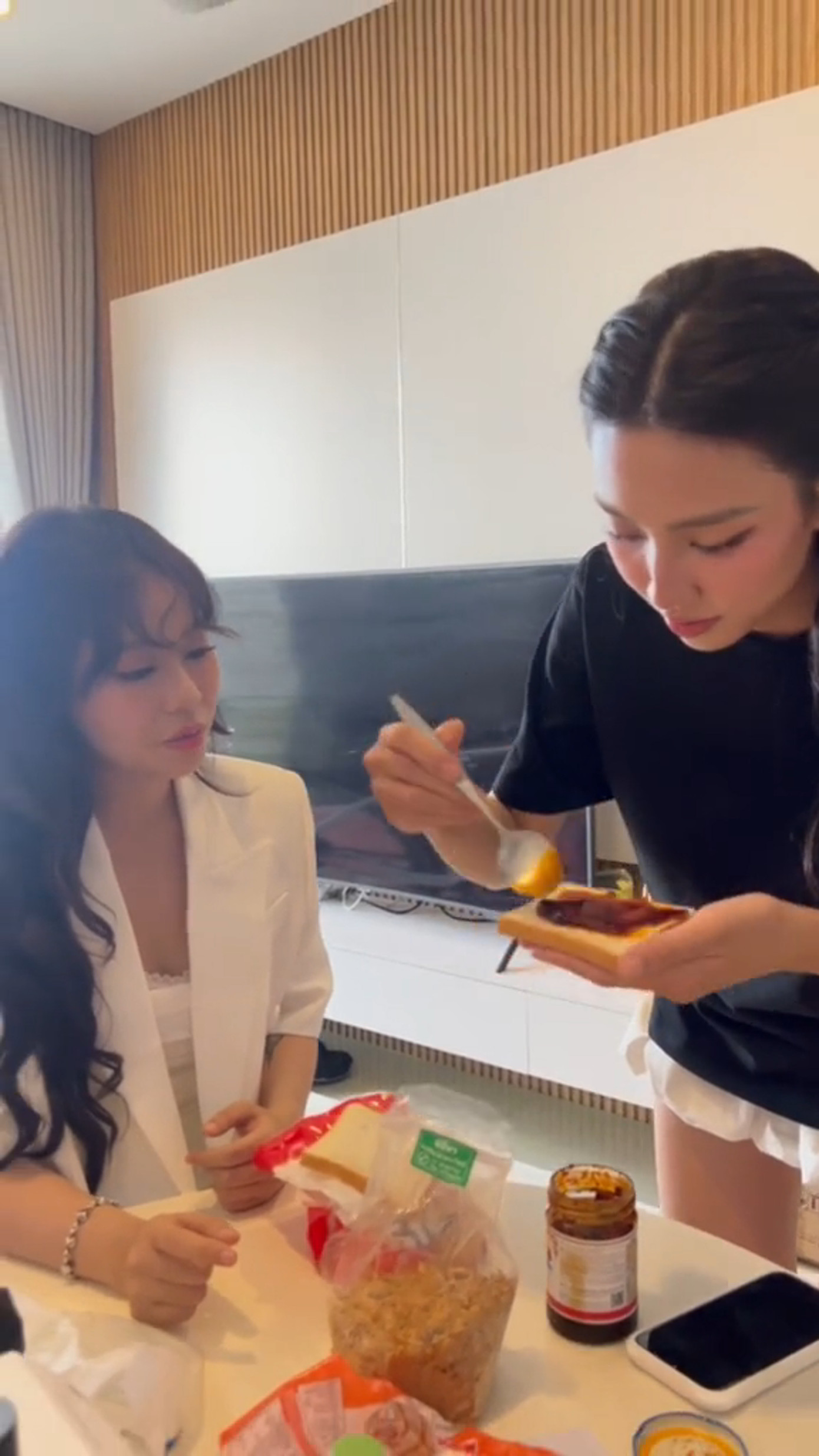 Thùy Tiên trổ tài làm món bánh mì sa tế chà bông để đãi khách Misthy. Thùy Tiên trổ tài làm món bánh mì sa tế chà bông để đãi khách Misthy.