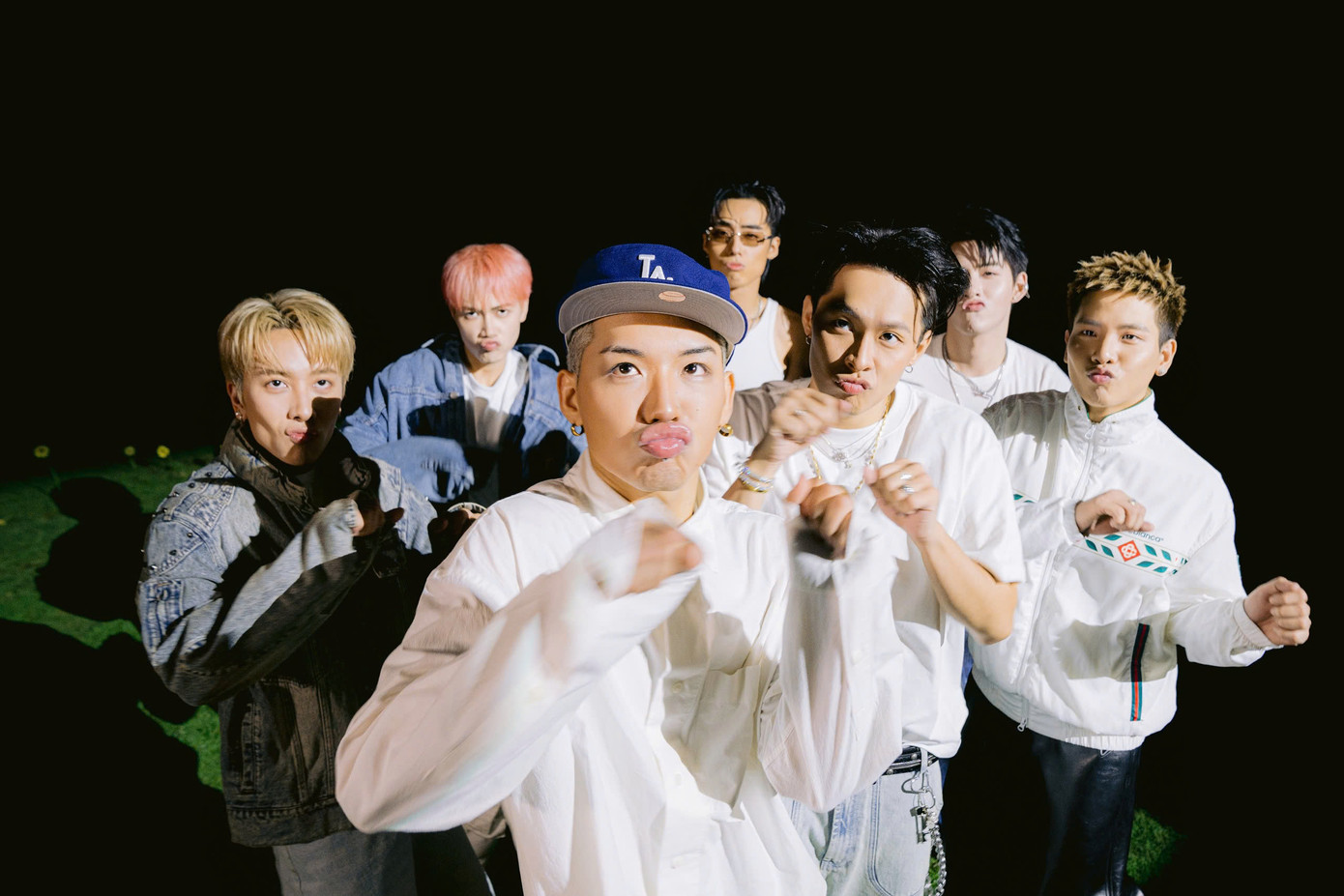 Ngoài HURRYKNG, MV của WEAN có sự tham gia của nhiều "Anh trai" khác. Ngoài HURRYKNG, MV của WEAN có sự tham gia của nhiều "Anh trai" khác.