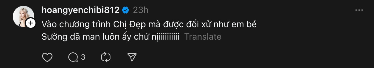 Hoàng Yến Chibi tỏ ra hạnh phúc vì được các chị em &quot;cưng chiều&quot;.