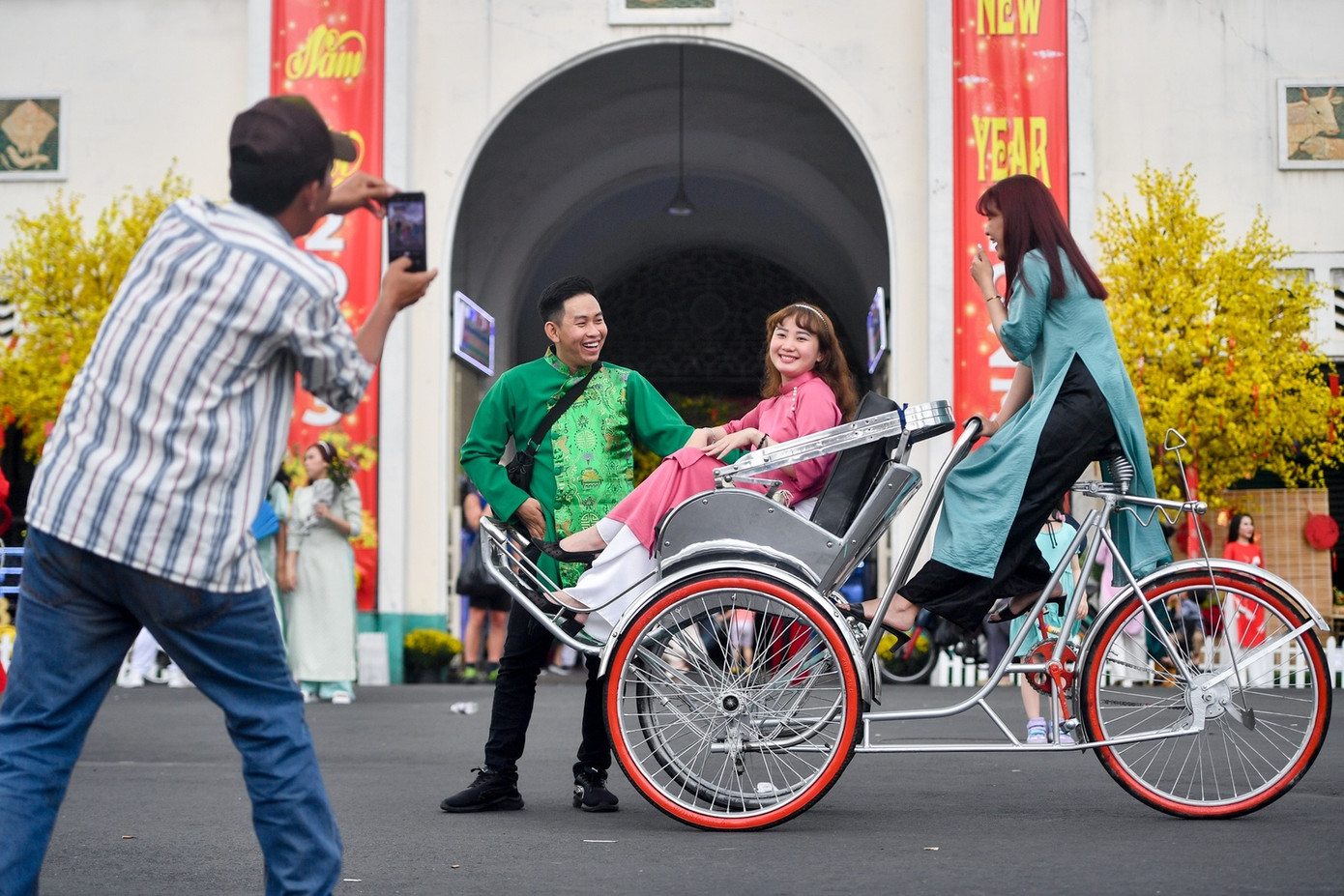 Chụp ảnh áo dài tại chợ Bến Thành. Ảnh: SMoney