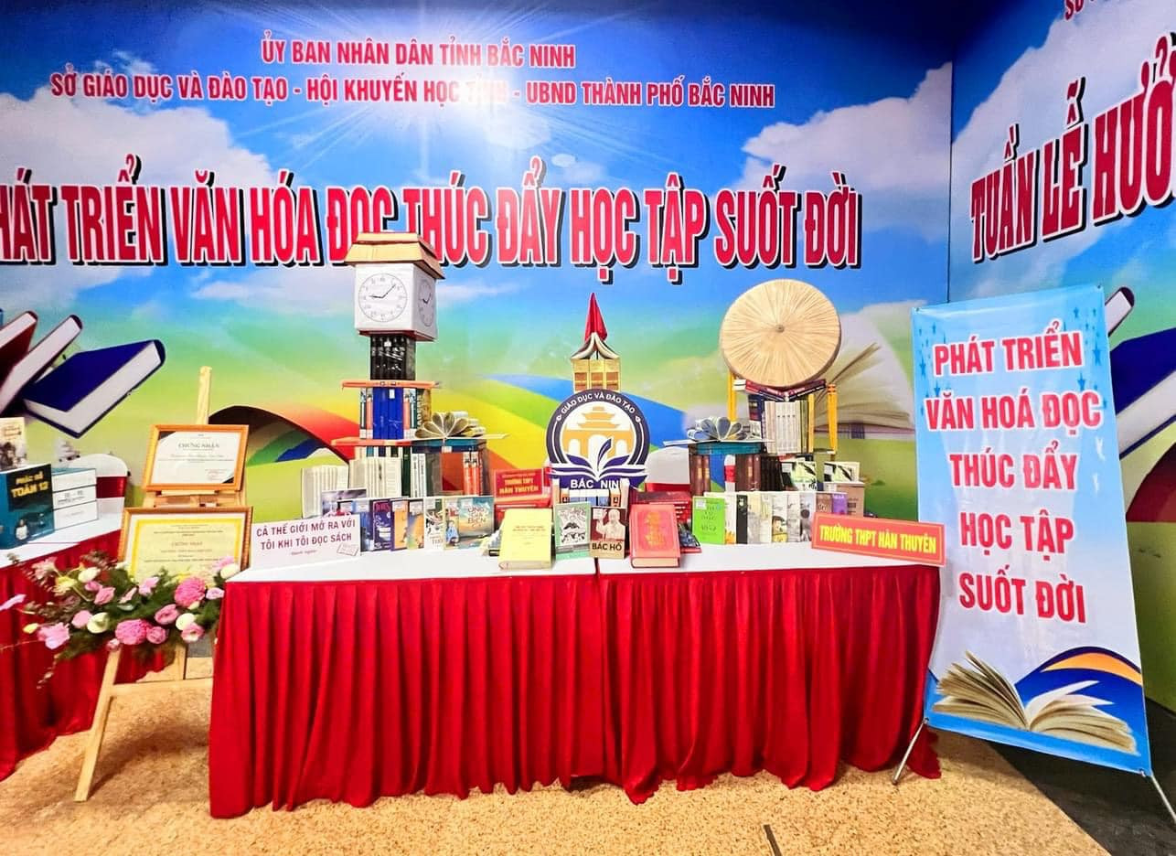 Hình ảnh biểu tượng nón quai thao và cột đồng hồ xuất hiện tại gian đọc sách tượng trưng cho sự kết nối giữa tri thức và cội nguồn, mang ý nghĩa như một lời nhắc nhở về tầm quan trọng của việc học tập suốt đời. Ảnh: Đoàn trường THPT Hàn Thuyên - Bắc Ninh Hình ảnh biểu tượng nón quai thao và cột đồng hồ xuất hiện tại gian đọc sách tượng trưng cho sự kết nối giữa tri thức và cội nguồn, mang ý nghĩa như một lời nhắc nhở về tầm quan trọng của việc học tập suốt đời. Ảnh: Đoàn trường THPT Hàn Thuyên - Bắc Ninh