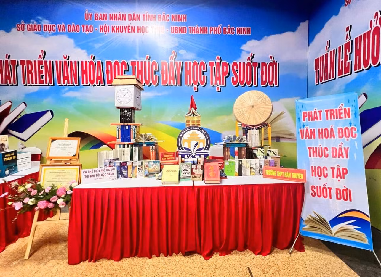 Hình ảnh biểu tượng nón quai thao và cột đồng hồ xuất hiện tại gian đọc sách tượng trưng cho sự kết nối giữa tri thức và cội nguồn, mang ý nghĩa như một lời nhắc nhở về tầm quan trọng của việc học tập suốt đời. Ảnh: Đoàn trường THPT Hàn Thuyên - Bắc Ninh