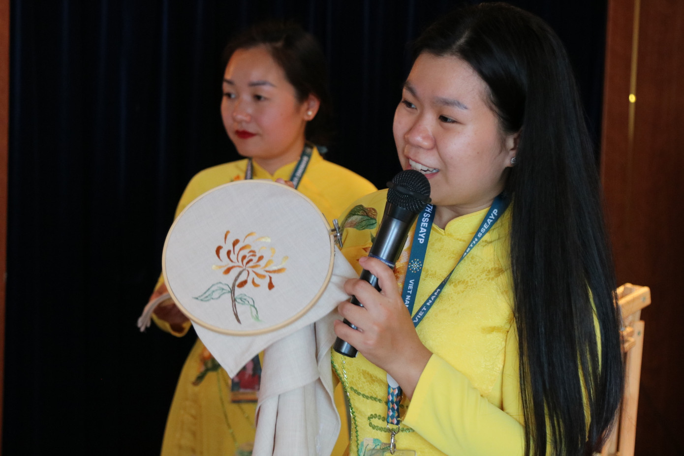 Bên cạnh câu chuyện về "dòng đời" của áo dài, các đại biểu quốc tế còn được tận mắt chứng kiến kỹ thuật thêu tay đầy tỉ mỉ trên khung thêu, qua đó các họa tiết đặc sắc trên áo dài cũng được giới thiệu đến bạn bè quốc tế. Bên cạnh câu chuyện về "dòng đời" của áo dài, các đại biểu quốc tế còn được tận mắt chứng kiến kỹ thuật thêu tay đầy tỉ mỉ trên khung thêu, qua đó các họa tiết đặc sắc trên áo dài cũng được giới thiệu đến bạn bè quốc tế.