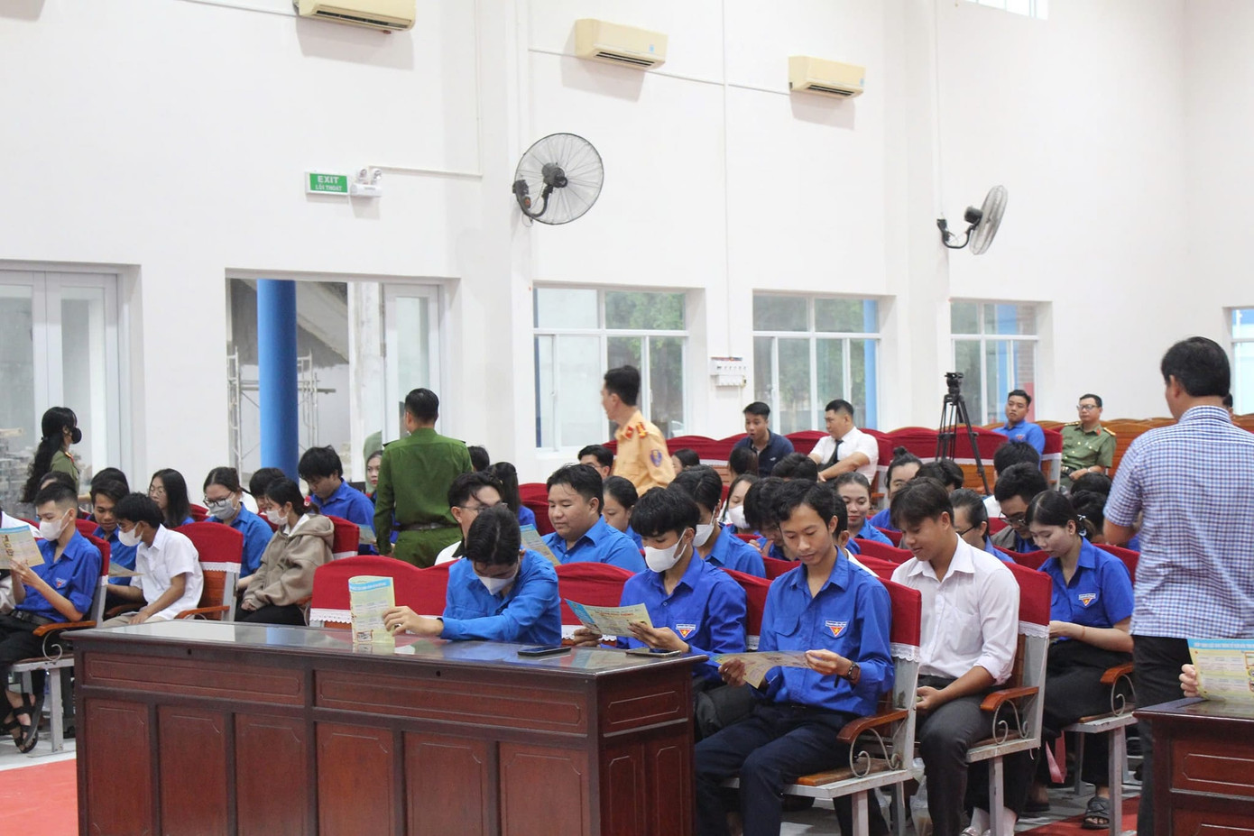 Đoàn viên thanh niên được nhận tờ rơi tuyên truyền về Pháp luật Việt Nam. Ảnh: Đoàn Trường Đại Học Bạc Liêu.