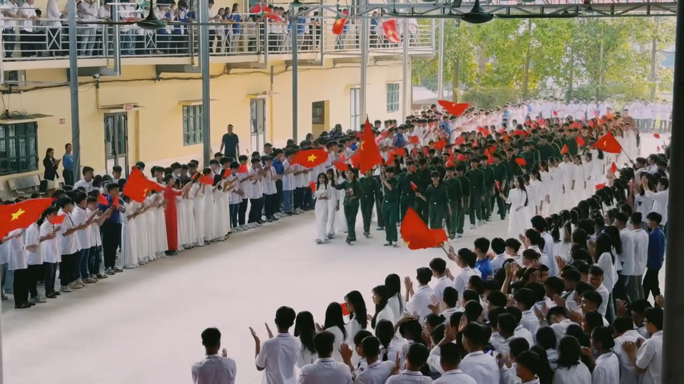 Đông đảo học sinh tham gia hưởng ứng tái hiện ngày Giải phóng Thủ đô. Nguồn: Trường THPT Vũ Thê Lang Đông đảo học sinh tham gia hưởng ứng tái hiện ngày Giải phóng Thủ đô. Nguồn: Trường THPT Vũ Thê Lang