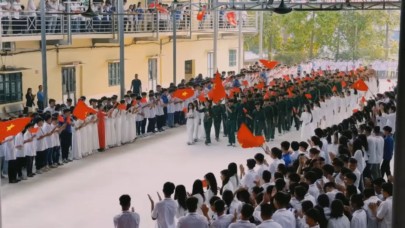 Đông đảo học sinh tham gia hưởng ứng tái hiện ngày Giải phóng Thủ đô. Nguồn: Trường THPT Vũ Thê Lang