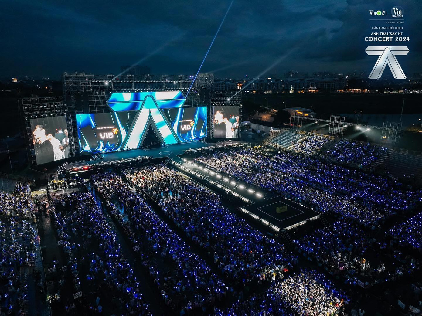 Đến lúc tạnh mưa, dàn &quot;anh trai&quot; bắt đầu giao lưu tại thảm đỏ, khán giả đang dần phủ kín. Ảnh: BTC chương trình