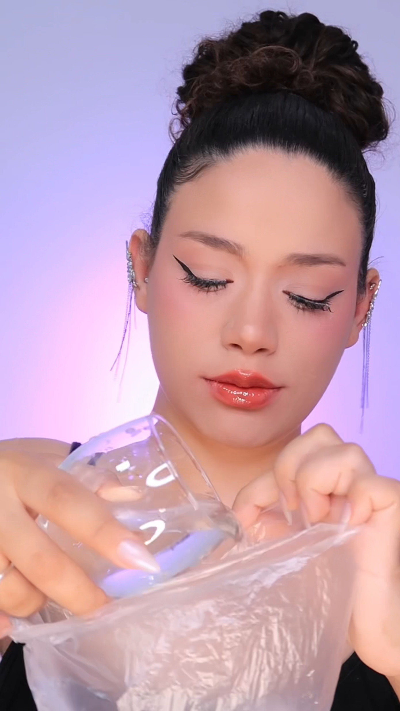 Cần làm cho bề mặt của chiếc túi được căng phồng để có thể tạo ra hình của bông hoa. Cần làm cho bề mặt của chiếc túi được căng phồng để có thể tạo ra hình của bông hoa.