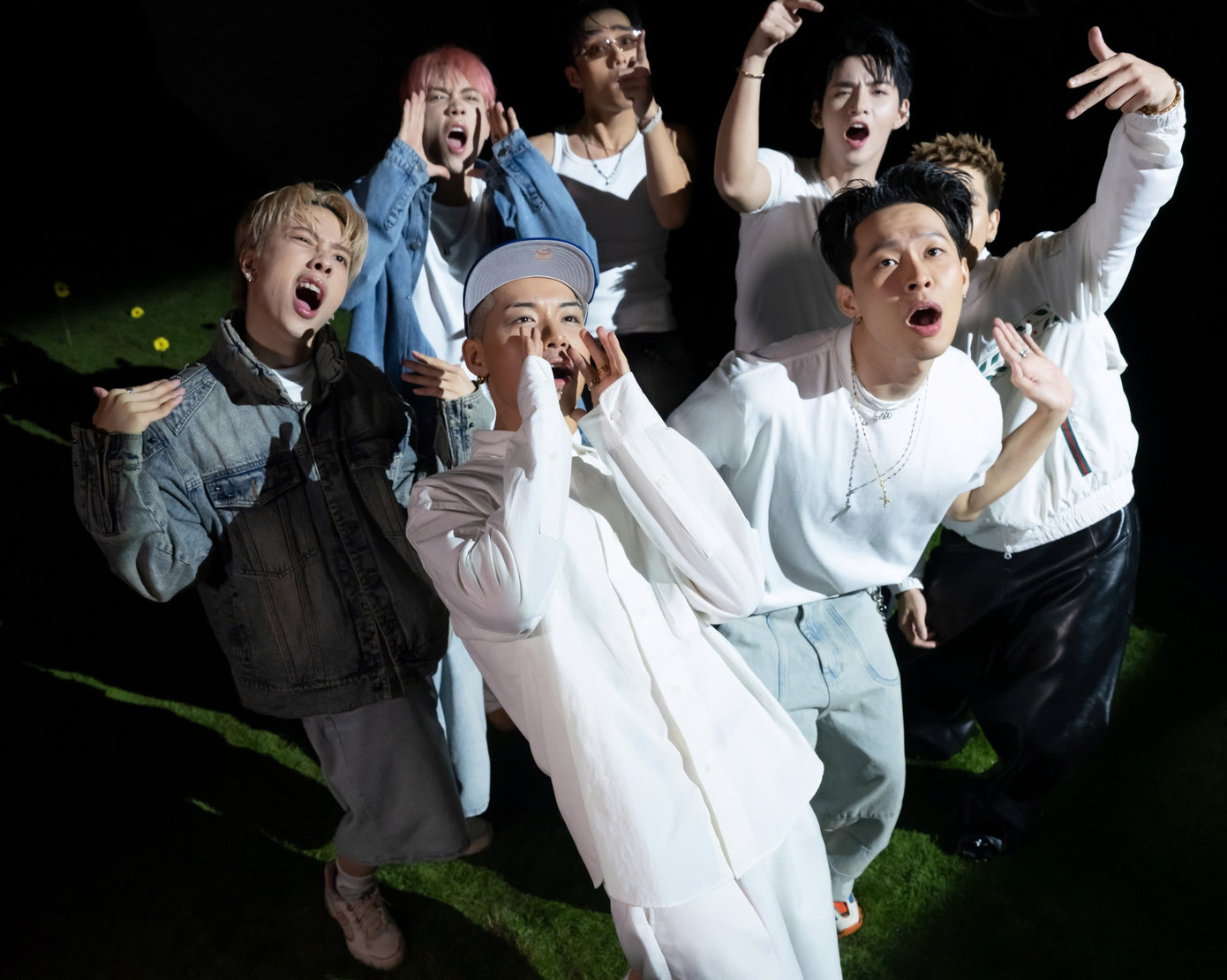 Thờ ơ không chỉ là một ca khúc, mà còn là tiếng lòng, là hành trình tự "chữa lành" của WEAN. Thờ ơ không chỉ là một ca khúc, mà còn là tiếng lòng, là hành trình tự "chữa lành" của WEAN.