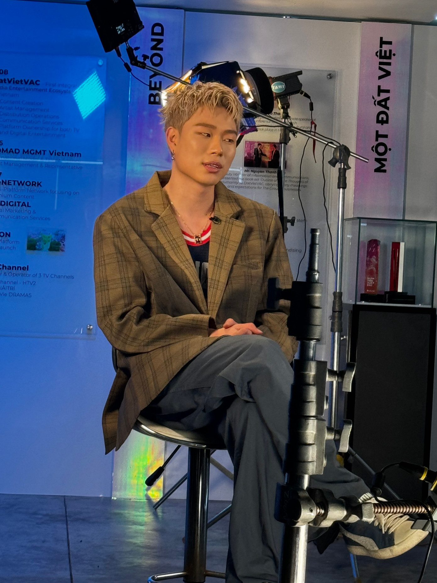 &quot;Trần Tổng Đài&quot; Dương Domic bị Captain Boy bắt quả tang đang liếc bài bạn.