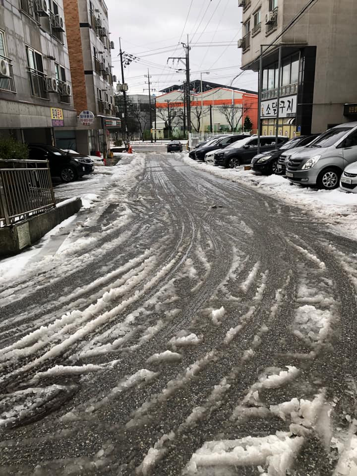 Cảnh tuyết tan khiến nhiều người ngán ngẩm. Ảnh: Quỳnh Như