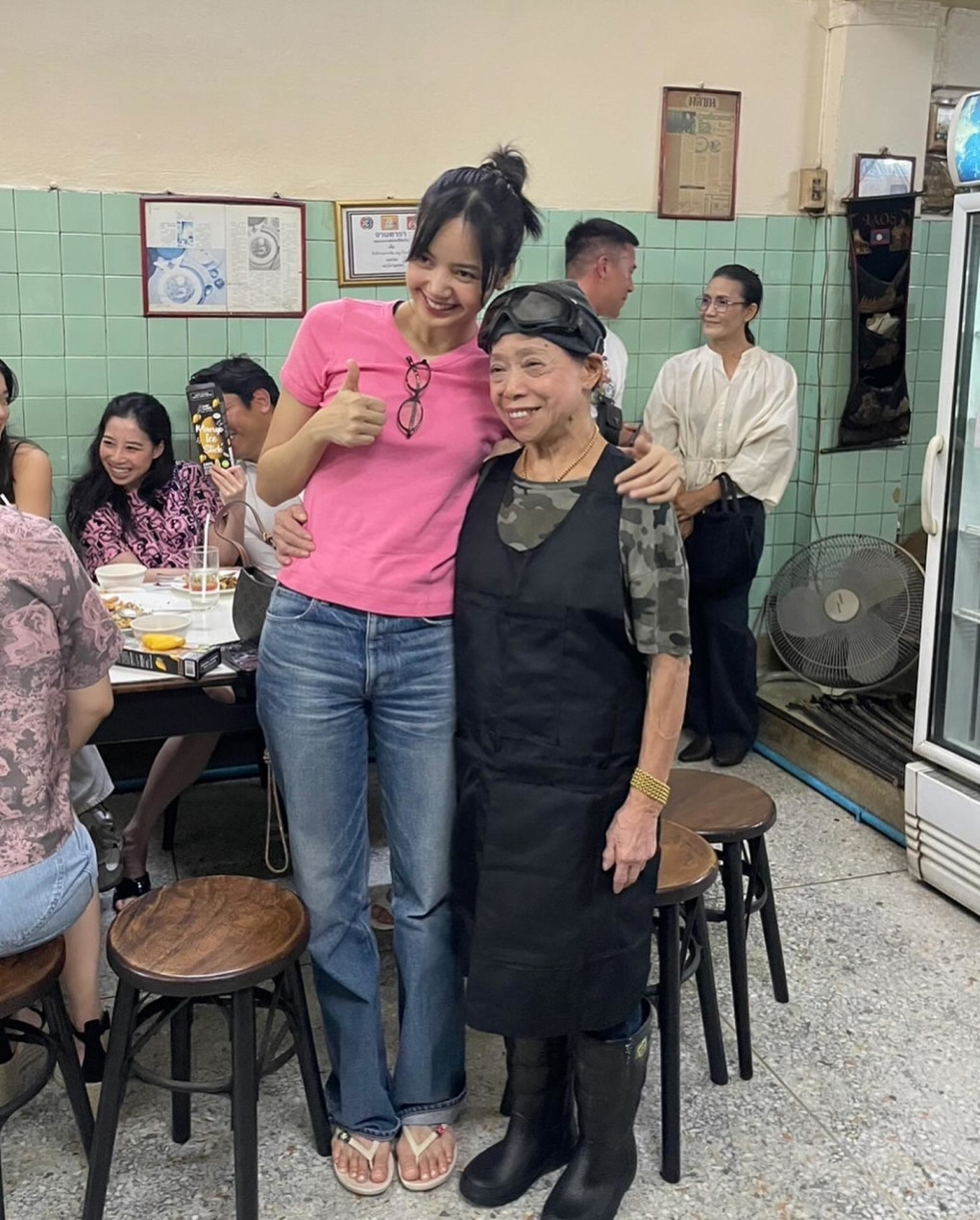 Quán ăn của bà Jay Fai đã nhiều lần tiếp đón sao quốc tế đến thưởng thức. Ảnh: Internet Quán ăn của bà Jay Fai đã nhiều lần tiếp đón sao quốc tế đến thưởng thức. Ảnh: Internet