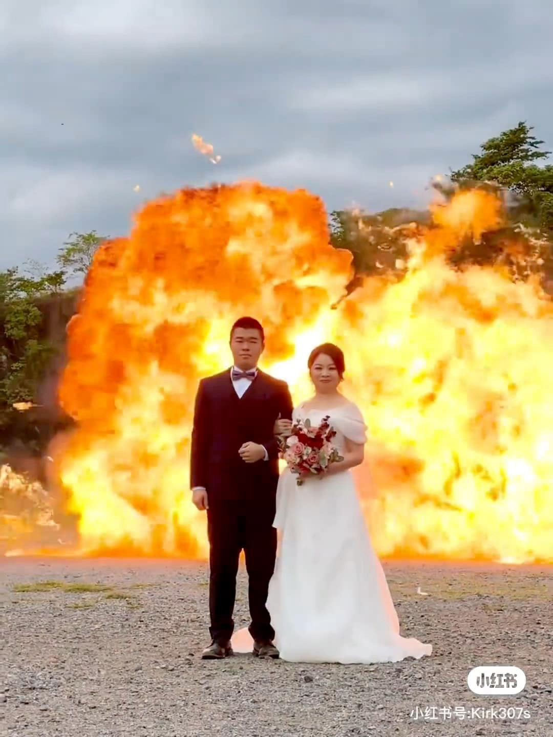 Netizen khá trầm trồ trước độ chịu chơi của cặp cô dâu - chú rể này, nhiều người để lại bình luận rằng "trông cô dâu có vẻ tự hào lắm". Ảnh: Weibo Việt Nam