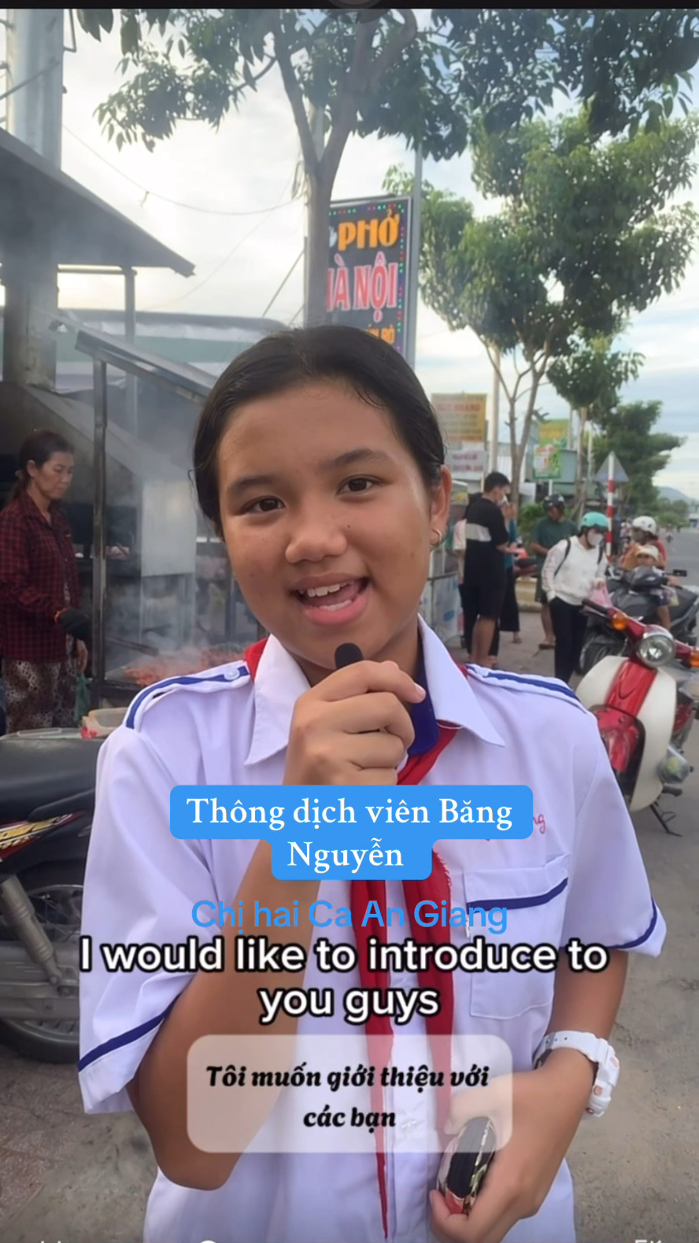 Cô học sinh nổi tiếng những ngày qua nhờ khả năng nói tiếng Anh lưu loát.