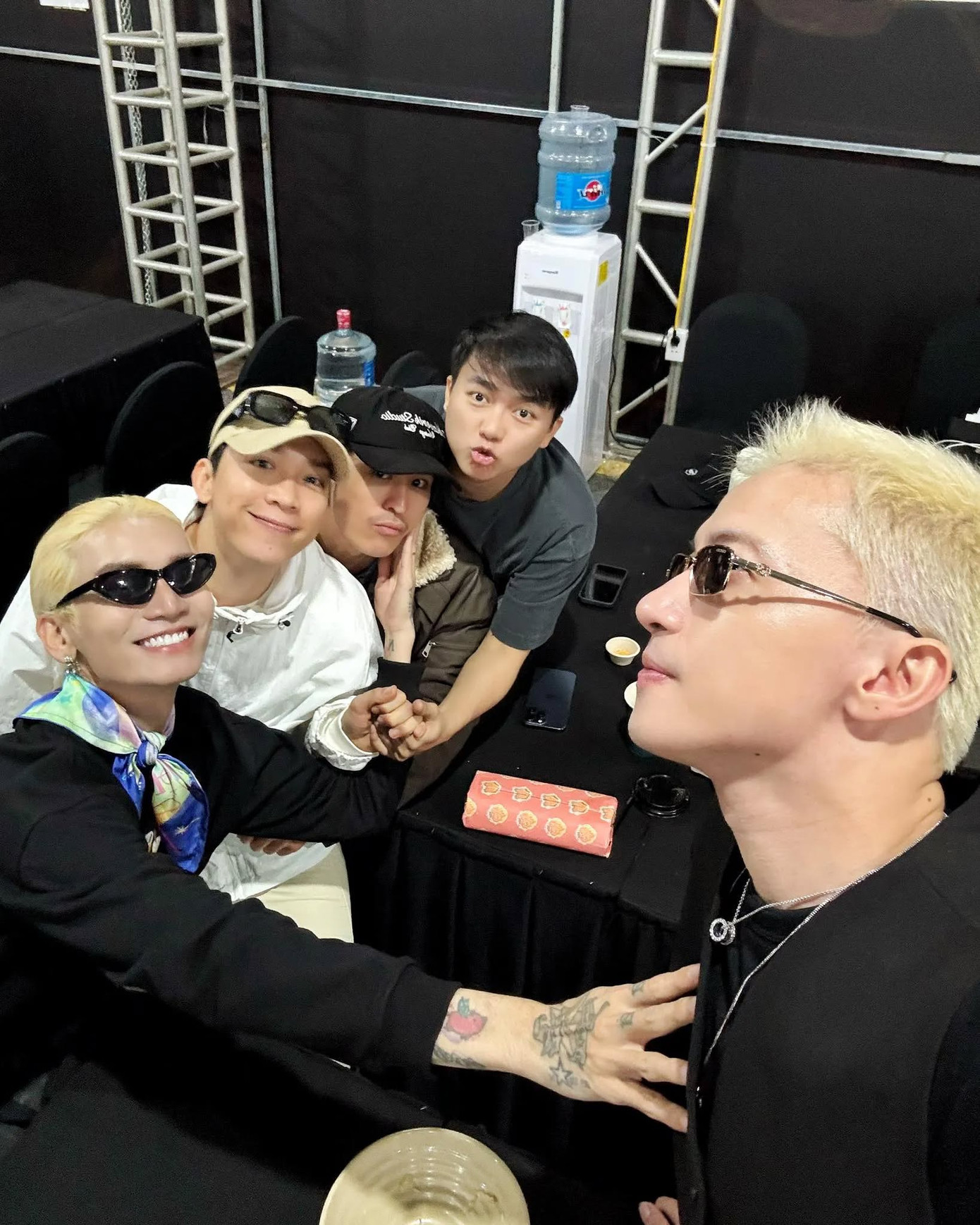 Dàn &quot;anh tài&quot; tập luyện theo từng nhóm trước khi chính thức tổng duyệt.