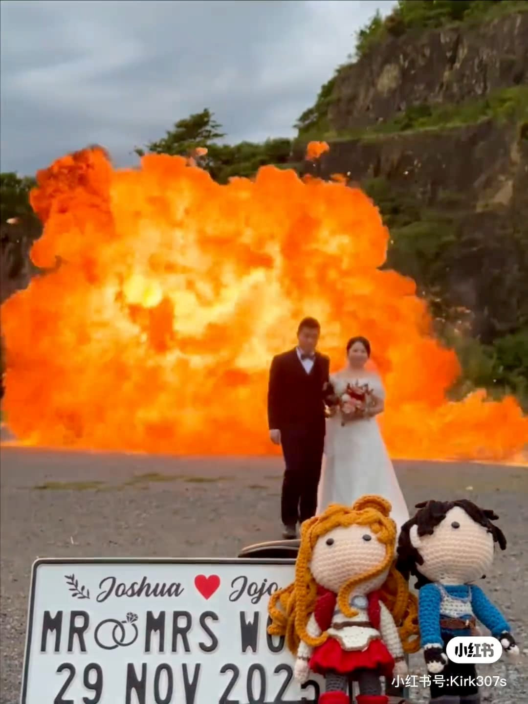 Màn chụp ảnh cưới không thể nào "nóng" hơn. Ảnh: Weibo Việt Nam