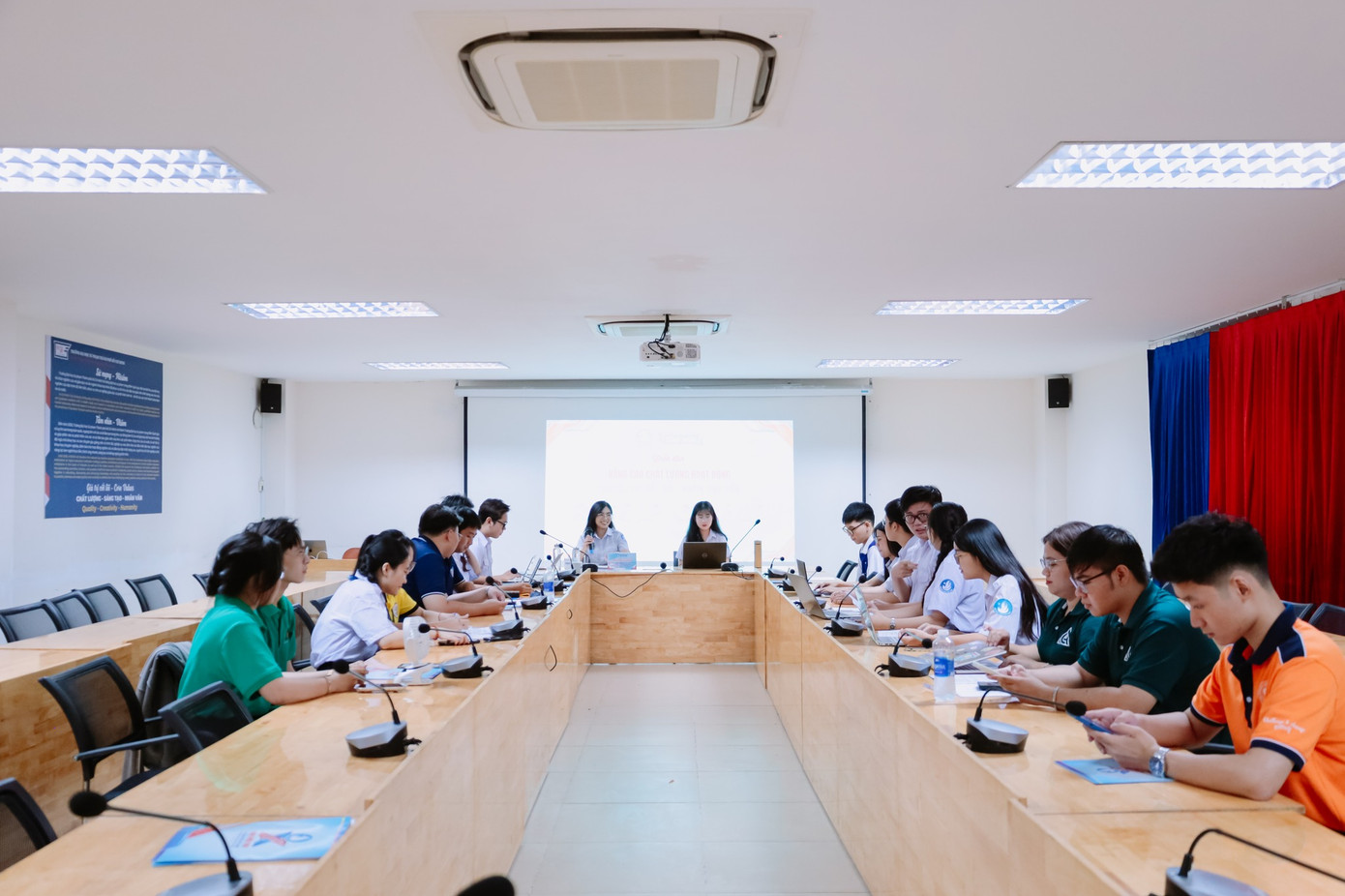 Các thí sinh chuẩn bị cho phần thi ở vòng Bán kết.