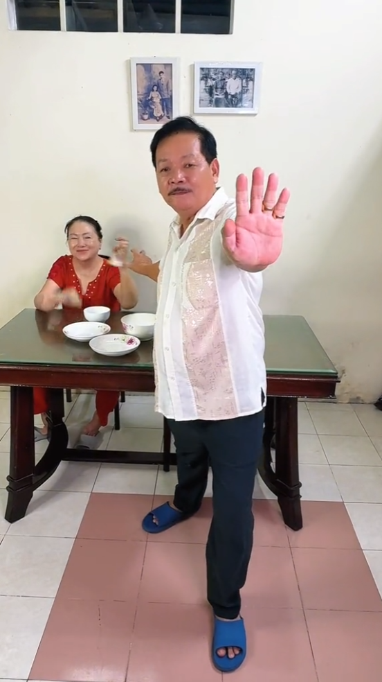 Các bậc phụ huynh cũng hào hứng bắt trend, nhưng với một phong cách rất &quot;đầm&quot;.