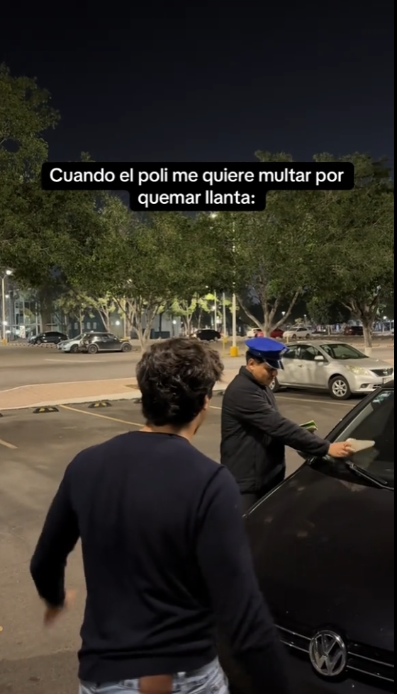 Dù đã &quot;tới công chiện&quot; nhưng chàng trai vẫn hài hước bắt trend &quot;Wait&quot;, cho thấy sức hút của trào lưu này trong cộng đồng giới trẻ quốc tế.