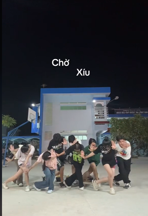 Với động tác đưa bàn tay lên, Netizen chưa cần nghe tiếng đã có thể đoán ra được đây là trend gì. Nhiều bạn trẻ &quot;đu&quot; trend này như một cách để giải tỏa căng thẳng và lan tỏa sự tích cực