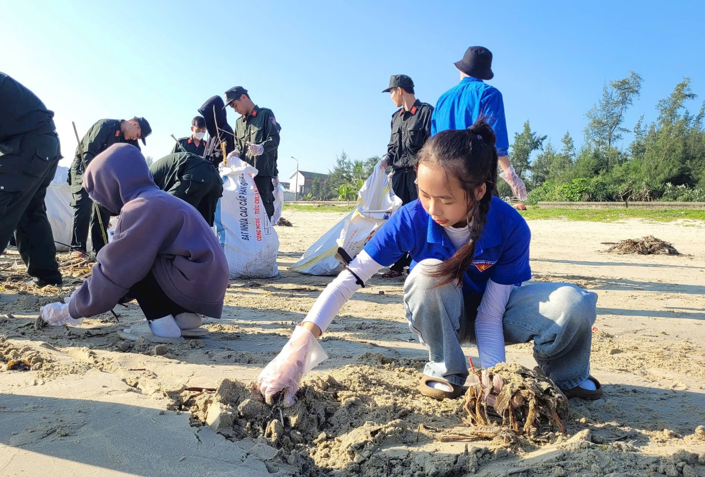 Không quản ngại nắng gió, các đoàn viên thanh niên tích cực thu gom rác để trả lại không gian sạch đẹp cho bãi biển Tam Thanh. Ảnh: Báo Quảng Nam Không quản ngại nắng gió, các đoàn viên thanh niên tích cực thu gom rác để trả lại không gian sạch đẹp cho bãi biển Tam Thanh. Ảnh: Báo Quảng Nam
