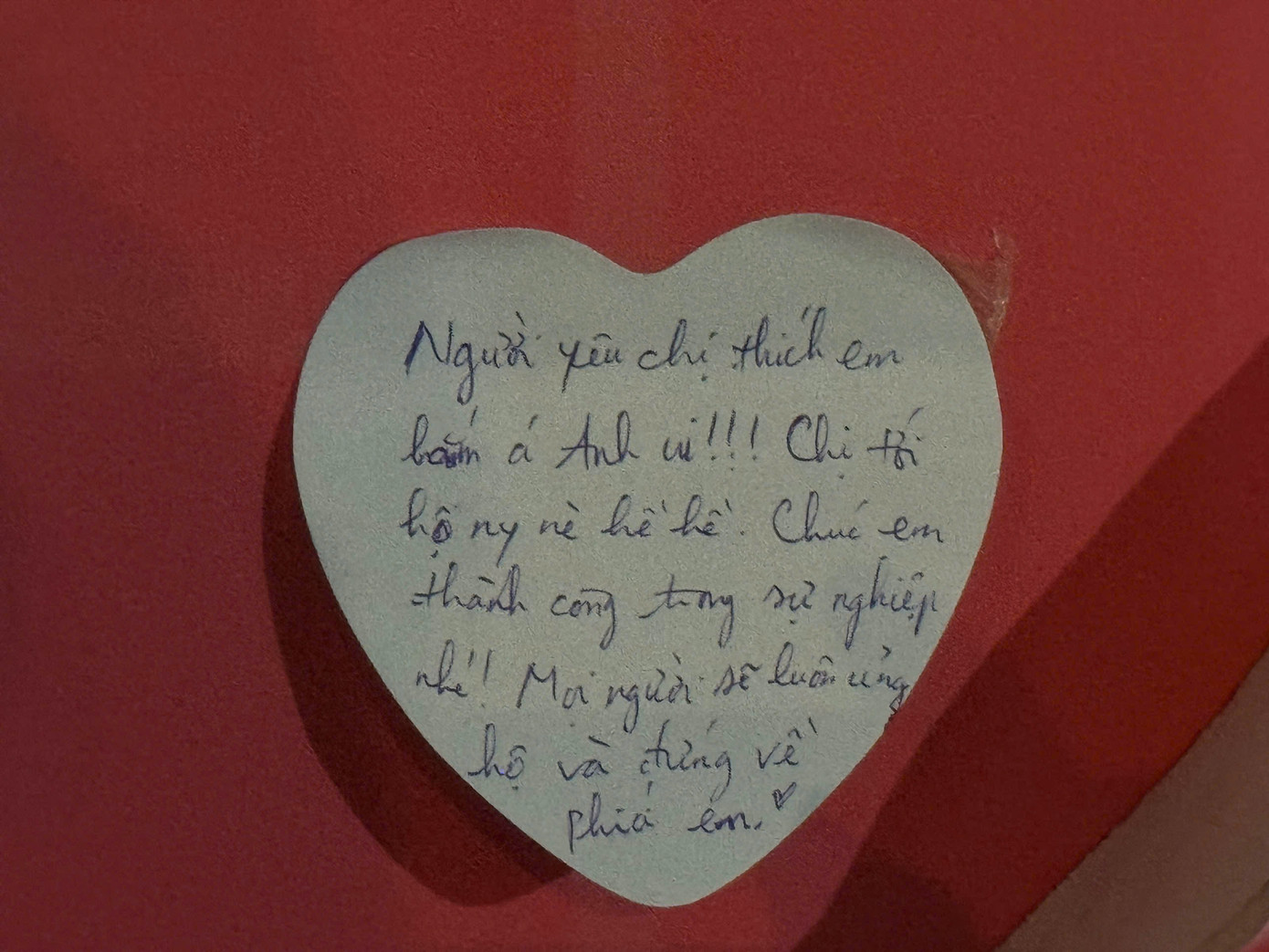 Trường hợp &quot;độc lạ&quot; xuất hiện khiến ai nấy đọc xong đều phải bật cười: &quot;Người yêu chị thích em lắm á Quang Anh ơi! Chị tới hộ người yêu nè&quot;.