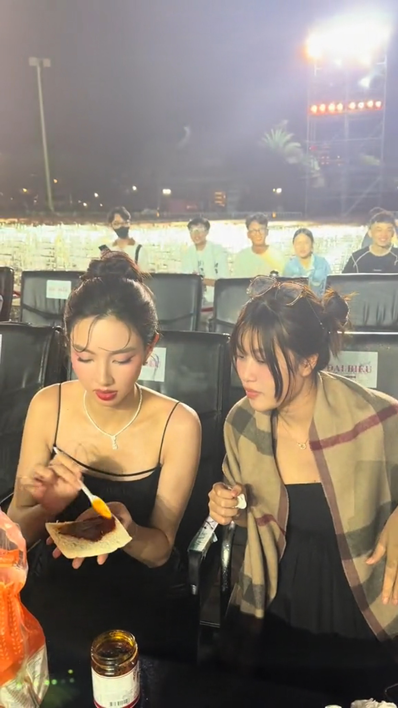 Cũng giống nhiều người, Hoa hậu Thiên Ân rất tò mò khi lần đầu thấy món ăn này. Cũng giống nhiều người, Hoa hậu Thiên Ân rất tò mò khi lần đầu thấy món ăn này.