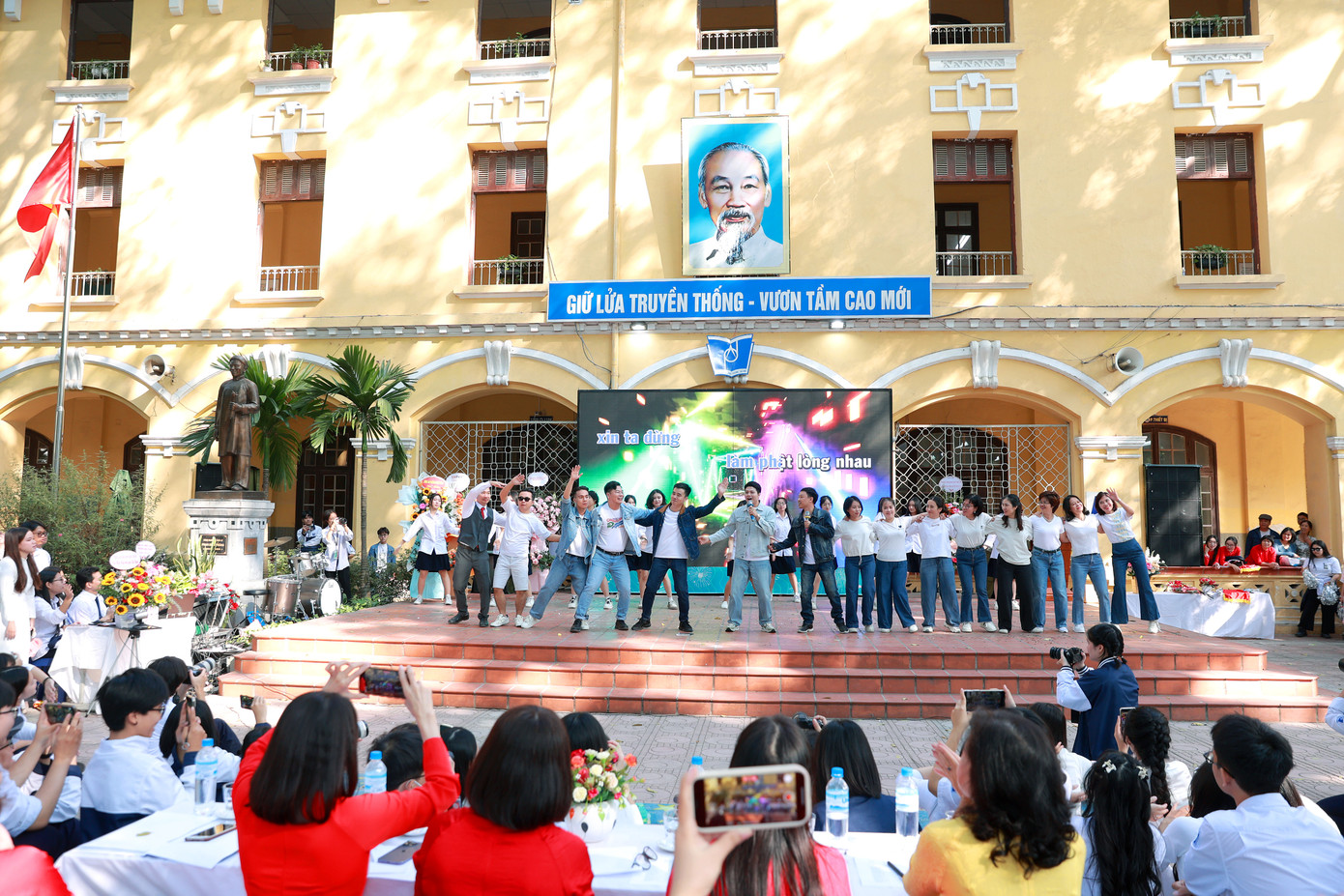 Lan tỏa tinh thần năng động, tươi trẻ, các thầy cô nhận được sự cổ vũ nhiệt tình.