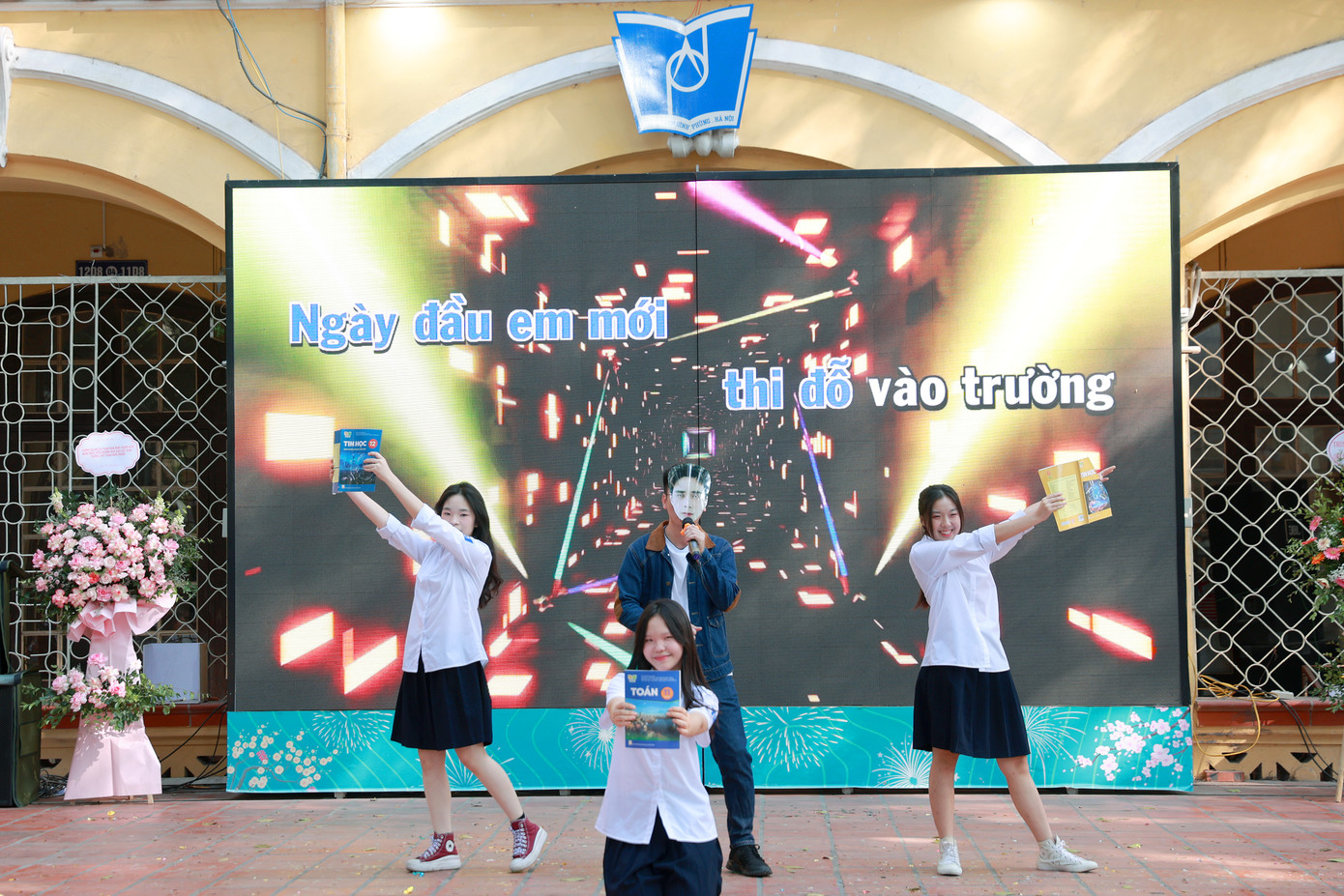 Không thua gì những màn nhảy múa đầy bùng nổ, năng lượng hay những tiết mục ca hát nhiều cảm xúc của các bạn học sinh, các thầy cô cũng có thể làm cho sân khấu trở nên “rực lửa”.