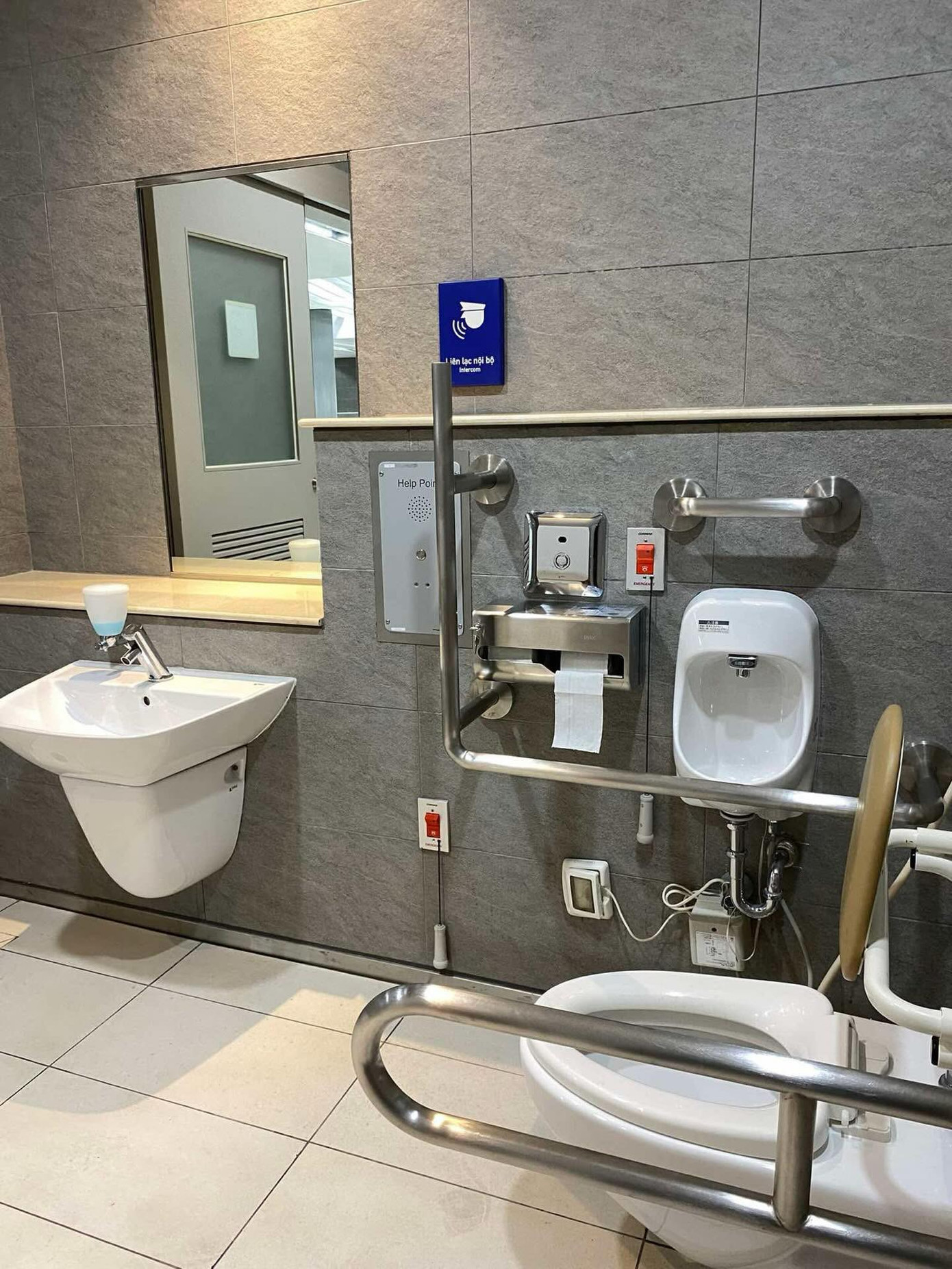 Các trang thiết bị hỗ trợ được trang bị đầy đủ để mang đến sự thuận tiện các hành khách đặc biệt. Ảnh: vikkinista.vietnam Các trang thiết bị hỗ trợ được trang bị đầy đủ để mang đến sự thuận tiện các hành khách đặc biệt. Ảnh: vikkinista.vietnam