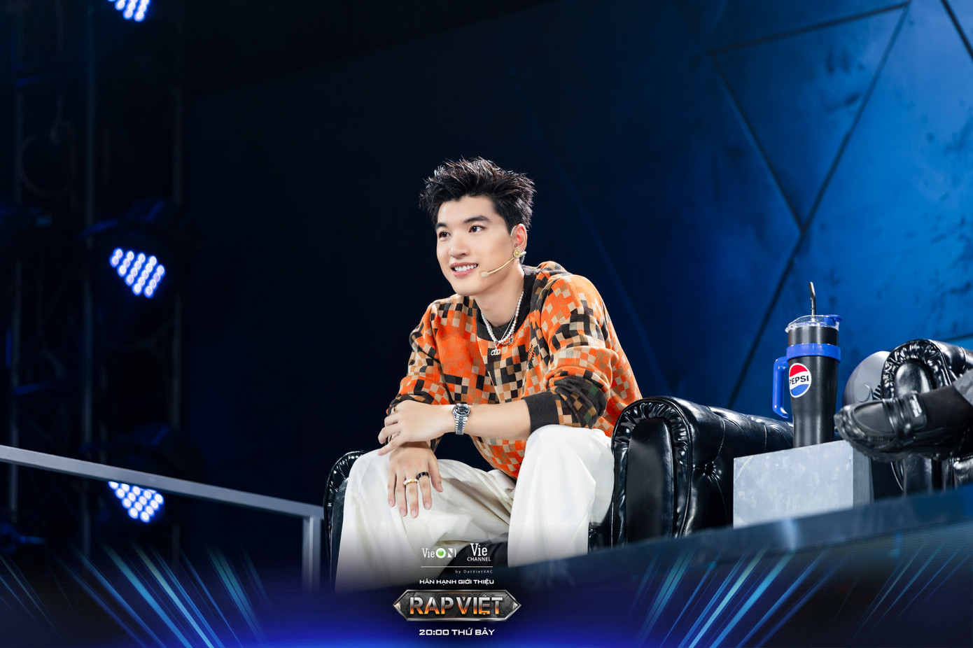 Cụ thể, nam rapper được cho là quá thân thiện và chưa dám đưa ra những nhận xét thẳng thắn với thí sinh, khiến phần đánh giá thiếu đi sự sắc bén cần thiết.