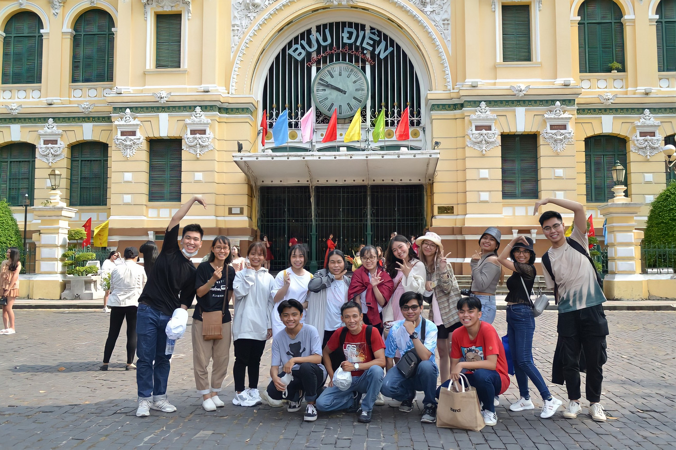 Các bạn trẻ check-in Tết tại Bưu điện Thành phố. Ảnh: Văn Tùng