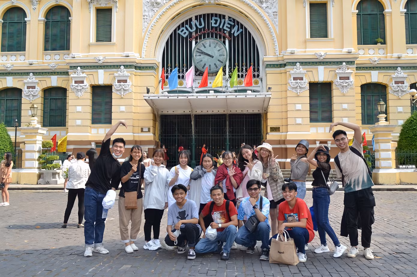 Các bạn trẻ check-in Tết tại Bưu điện Thành phố. Ảnh: Văn Tùng