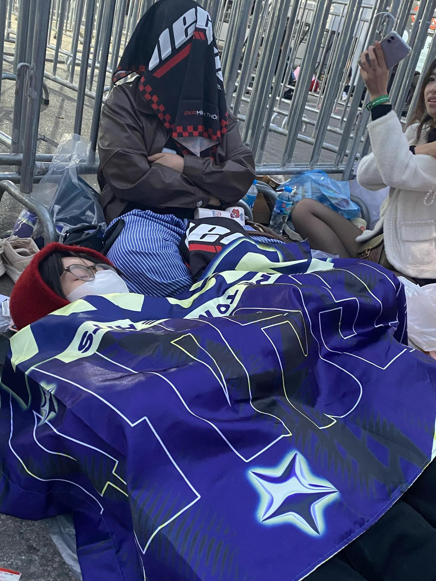 Giữ được chỗ, fan mới an tâm tranh thủ chợp mắt. Ảnh: huonggiang_d6