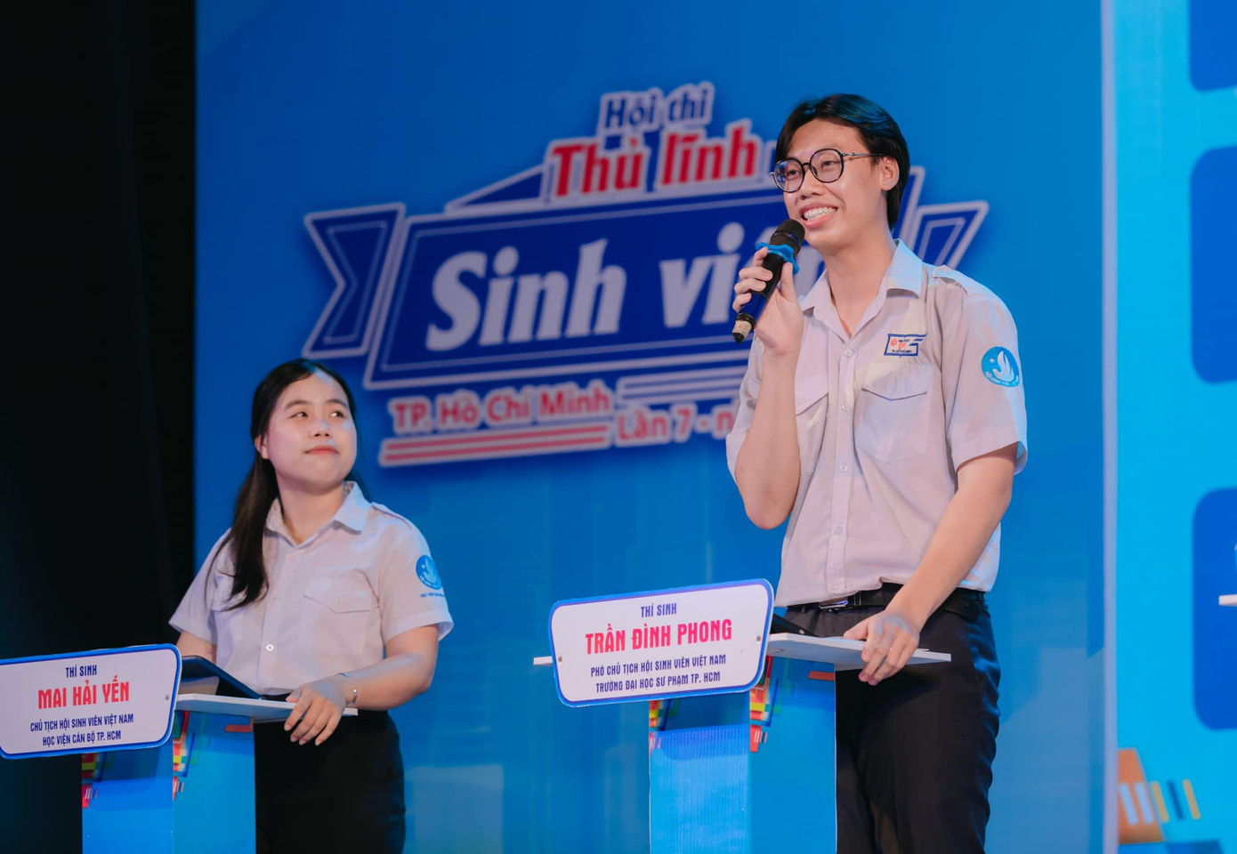 Các thí sinh tham gia trả lời câu hỏi về kiến thức trong phần “Thủ lĩnh chinh phục” và trình bày lập luận, quan điểm của bản thân về tình huống, vấn đề xã hội có liên quan đến sinh viên, công tác Hội và phong trào sinh viên trong phần "Thủ lĩnh nhạy bén".