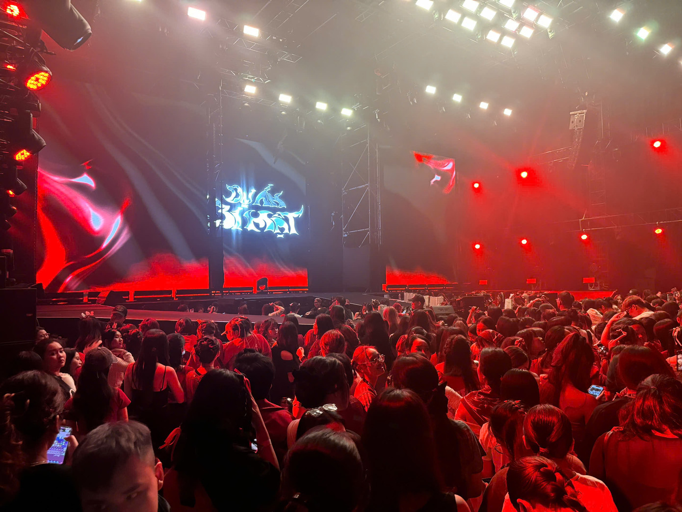 Buổi mini show chìm trong sắc đỏ huyền ảo.