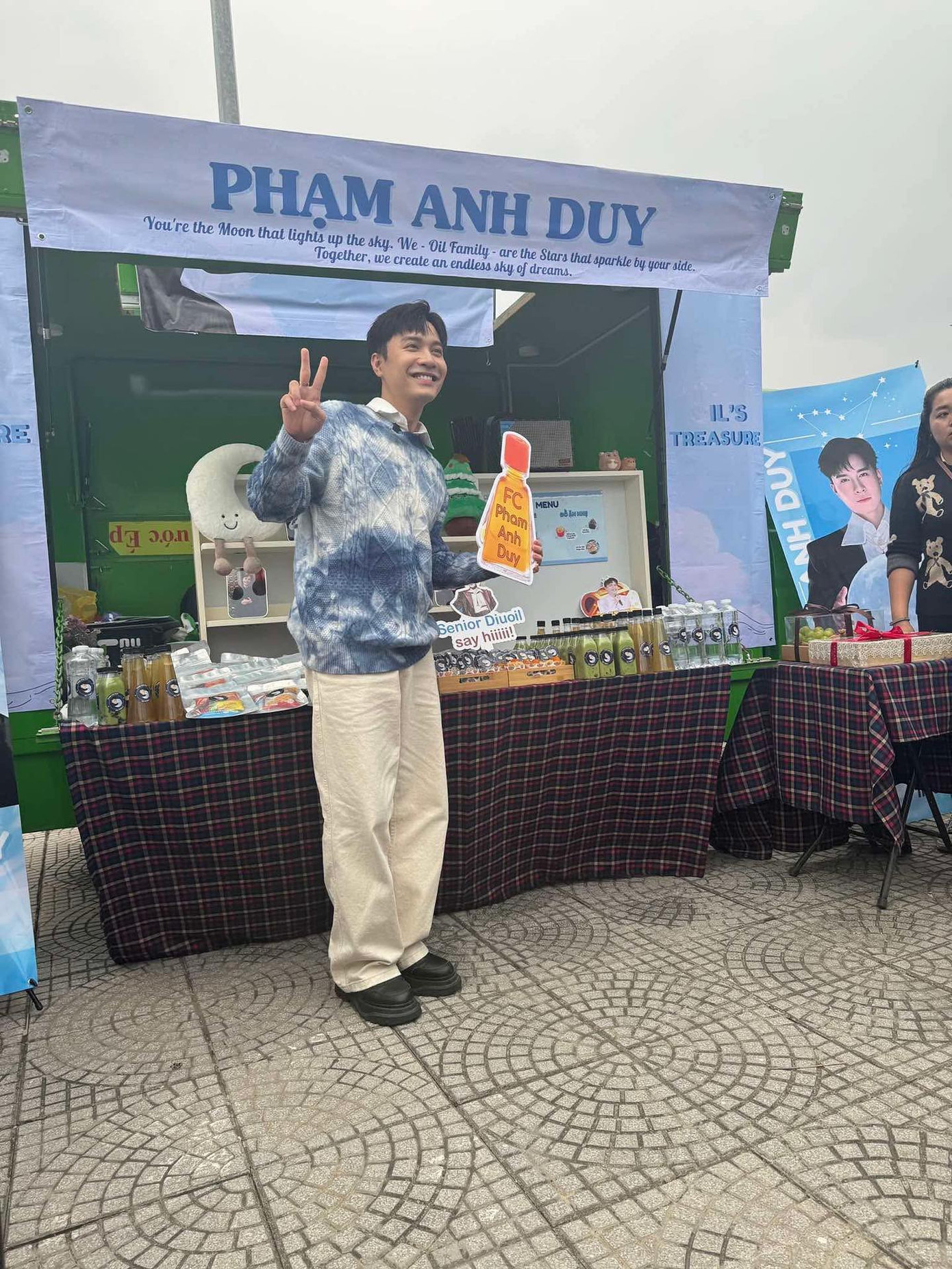 Phạm Anh Duy và chai dầu gió thương hiệu được fan chuẩn bị riêng. Phạm Anh Duy và chai dầu gió thương hiệu được fan chuẩn bị riêng.